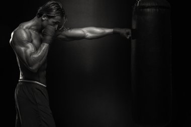 MMA vechter oefenen met boksen tasBoks torbası ile pratik mma savaşçı