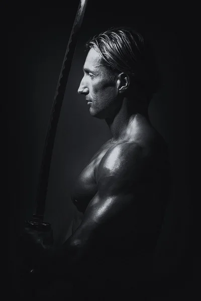 黒の背景上の長い剣と戦士 — ストック写真