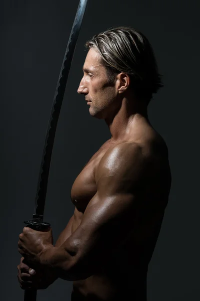 Olgun erkek kılıç savaşmaya hazır tutuyor — Stok fotoğraf