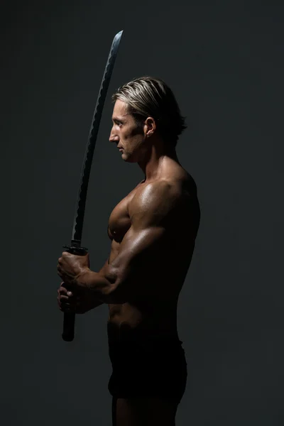 Samuray kılıcı ile güçlü bir adam — Stok fotoğraf