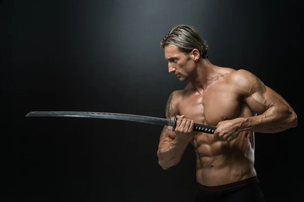 Homem forte com espada samurai — Fotografia de Stock