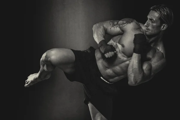 Bazı kicks boks torbası ile pratik mma savaşçı — Stok fotoğraf