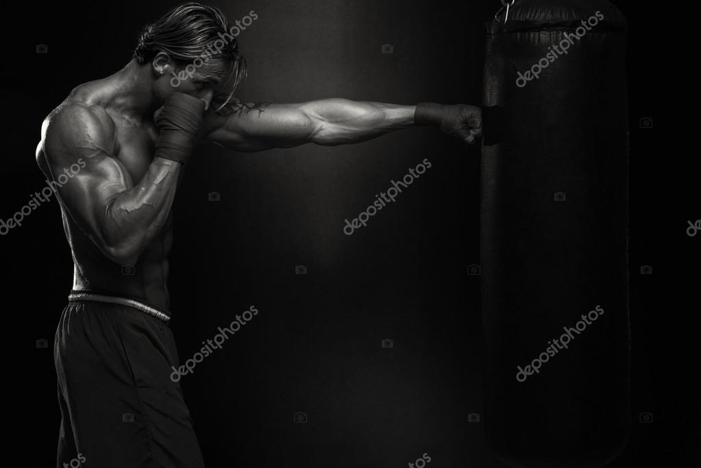 MMA lutador praticando com saco de boxe fotos, imagens de © ibrak 52436639