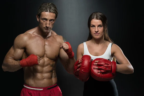 Hombre instructor y mujer entrenamiento mixto arte marcial —  Fotos de Stock