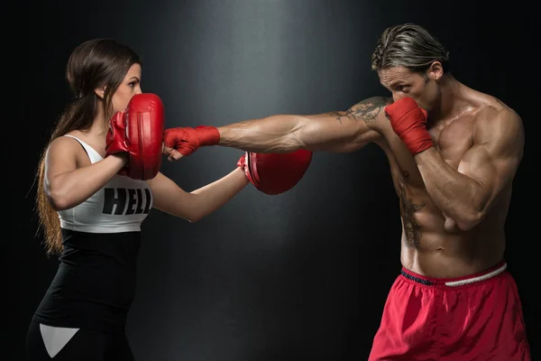 Um jovem casal de boxe para fitness — Fotografia de Stock