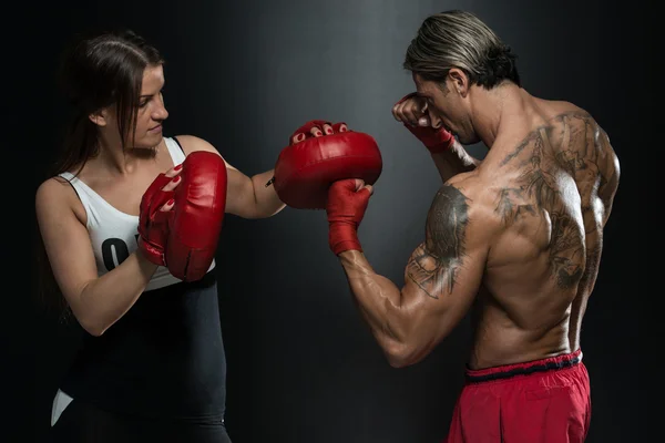 Fit Woman e seu instrutor de boxe dentro de casa — Fotografia de Stock