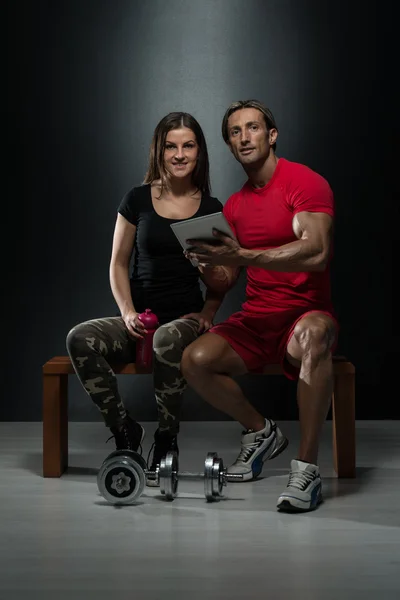 Fit Attractive Young Couple Looking At A Tablet — Stock Photo, Image