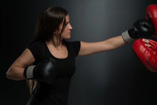 Mujer joven en forma luchando contra un hombre — Foto de Stock