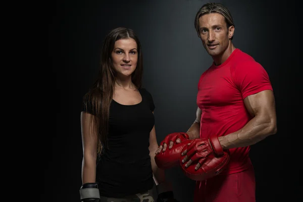 Giovane coppia indossa guanti da boxe e sorridente — Foto Stock