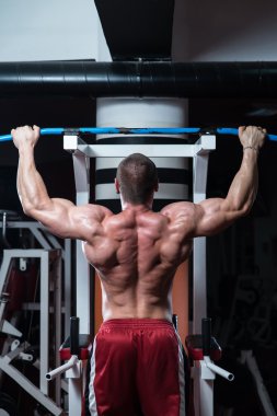 geri egzersiz yaparak sağlıklı genç adam