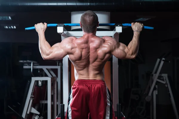 Unga kroppsbyggare gör tung vikt träning för rygg — Stockfoto