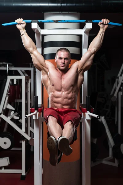 Joven haciendo ejercicio para abdominales —  Fotos de Stock