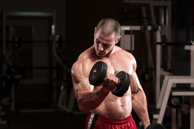 pazı dumbbells ile egzersiz vücut geliştirmeci