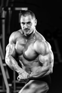 genç vücut geliştirmeci kasların esneme