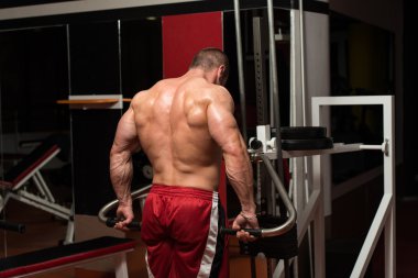 genç vücut geliştirmeci trapezius için ağır egzersiz yaparak