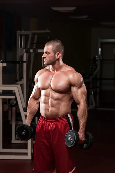 Kroppsbyggare gör övning för biceps — Stockfoto