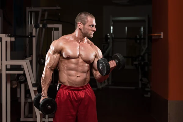 pazı için ağır egzersiz yaparak genç vücut geliştirmeci