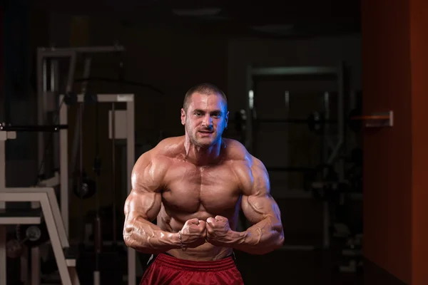 Beau bodybuilder faisant la pose la plus musculaire — Photo