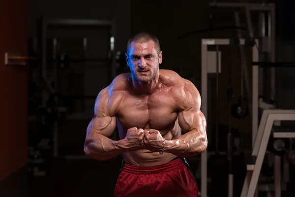 Young Bodybuilder Flexing Muscles — Stock Photo, Image