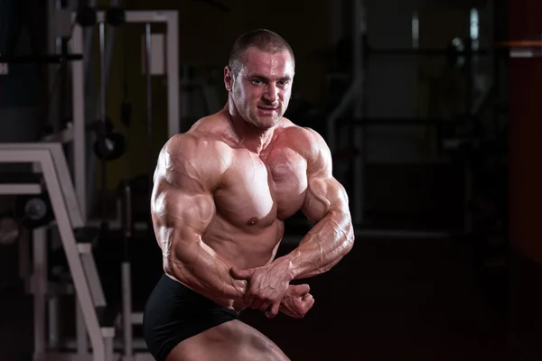 Muscular Man Flexing Muscles — Stock Photo, Image