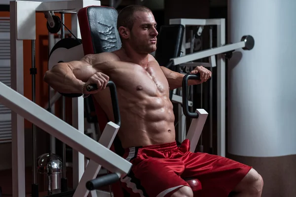 Junge Bodybuilderin macht Krafttraining für die Brust — Stockfoto