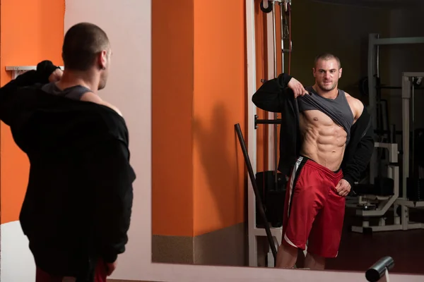 Young Bodybuilder Flexing Muscles — Stock Photo, Image