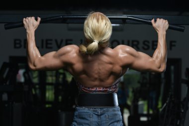 geri egzersiz yaparak sağlıklı genç kadın