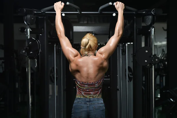 Mujer joven haciendo ejercicio de peso pesado para la espalda —  Fotos de Stock