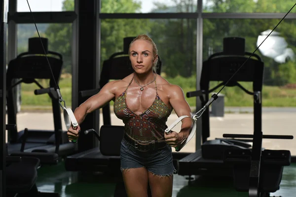 Entrenamiento en el pecho con cables — Foto de Stock