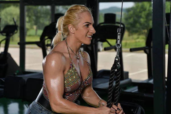 Kadın vücut geliştirmeci triceps için egzersiz yapmak — Stok fotoğraf
