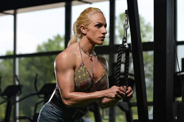 Junge Frau macht Trizepsübungen im Fitnessstudio — Stockfoto