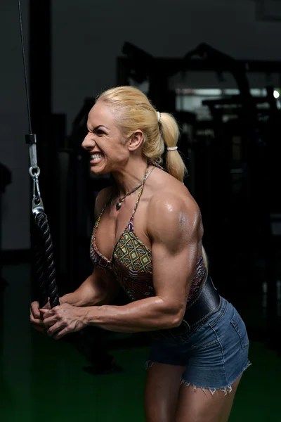 Bodybuilder féminin faisant l'exercice lourd de poids pour des triceps — Photo