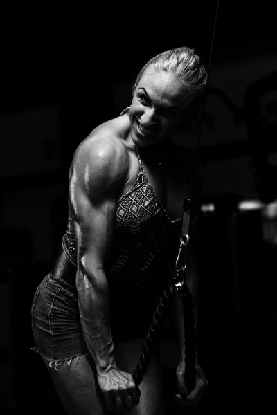 Μυϊκή γυναίκα κάνει άσκηση βαρέων βαρών για τρικέφαλος μύς — Φωτογραφία Αρχείου