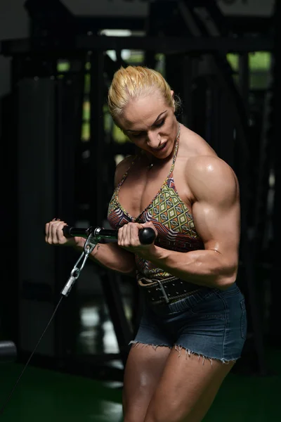 Bodybuilderin macht Übungen für den Bizeps — Stockfoto