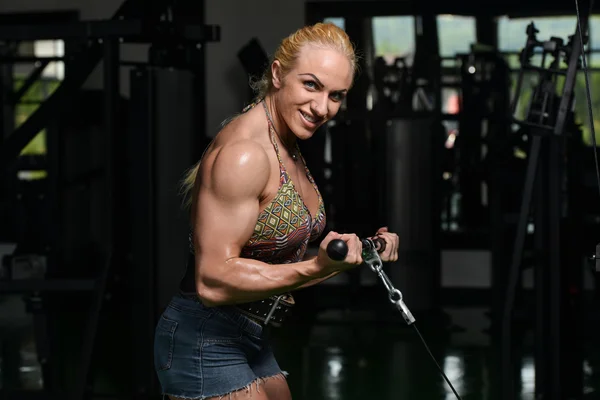 Mujer muscular haciendo ejercicio de peso pesado para bíceps —  Fotos de Stock