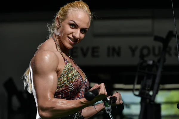 Vrouw bodybuilder doen oefening voor biceps — Zdjęcie stockowe