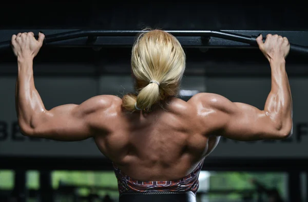 Женщина делает подбородок Ups упражнения для спины — стоковое фото