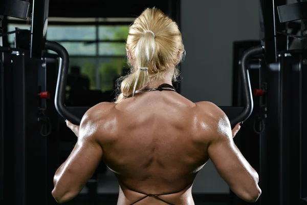 Junge Frau beim Krafttraining für den Rücken — Stockfoto