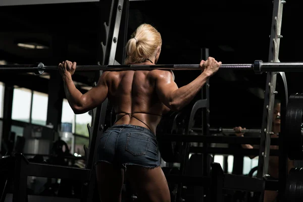 Mujer haciendo ejercicio en cuclillas para las piernas —  Fotos de Stock