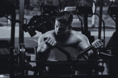 erkek vücut geliştirmeci pazı için egzersiz yapmak