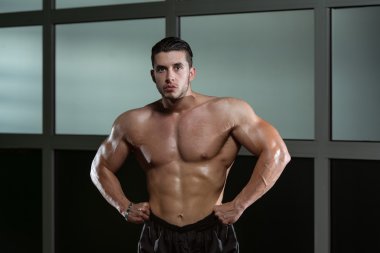 kaslı adam kasların esneme