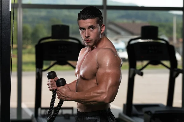 Mladý muž dělá těžké cvičení pro biceps — Stock fotografie