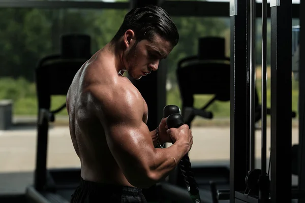 Jeune homme faisant un exercice de poids lourd pour biceps — Photo