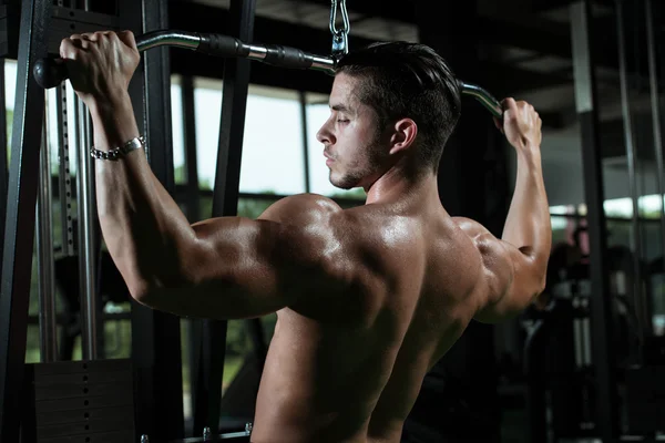 Joven haciendo ejercicio de peso pesado para la espalda — Foto de Stock