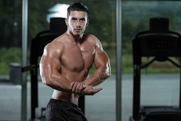 Man bodybuilder presterende kant borst vormen — Stockfoto
