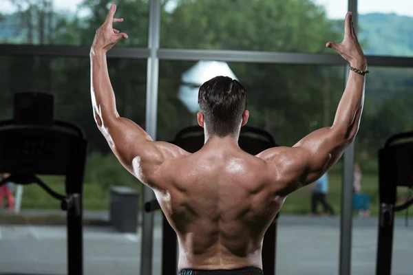 Muscles fléchissants bodybuilder masculin — Photo