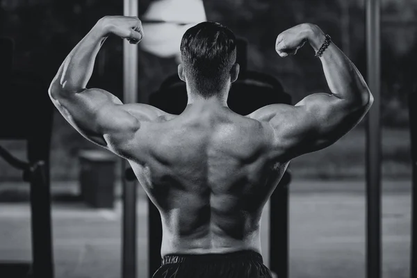 Músculos musculares de flexión del hombre — Foto de Stock