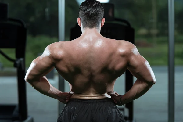 Male Bodybuilder Flexing Muscles — Stock Photo, Image