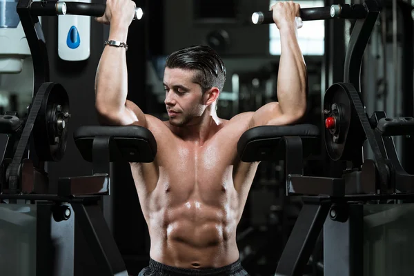 Homem muscular fazendo exercício de peso pesado para bíceps — Fotografia de Stock