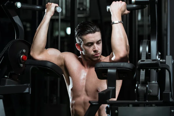 Homem halterofilista fazendo exercício para bíceps — Fotografia de Stock